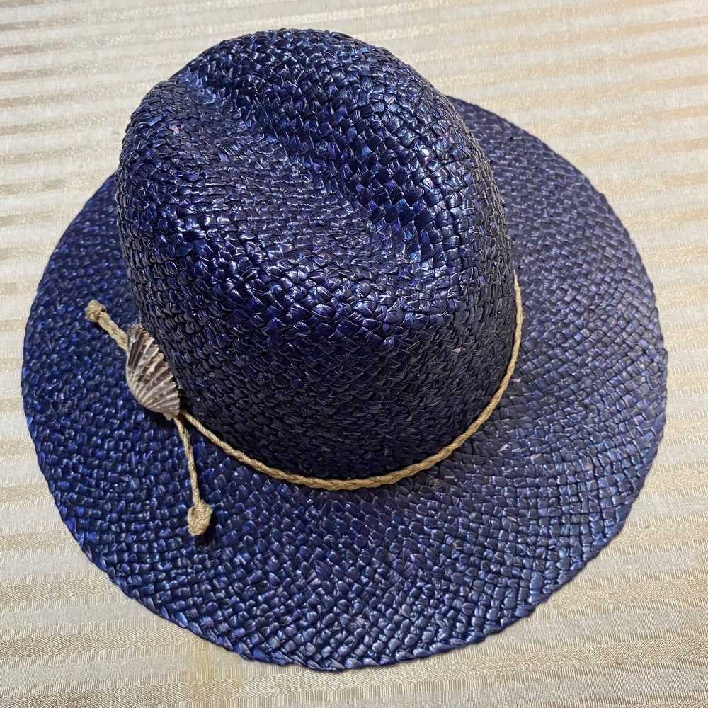 Woman’s Navy Blue Straw Hat Sea Shell Tan gold band accent.